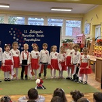 Dzieci z grupy VI podczas apelu patriotycznego.
