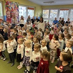 Cała społeczność przedszkolna śpiewa hymn podczas apelu patriotycznego.