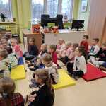 Dzieci z grupy IV podczas zajęć edukacyjnych w bibliotece.