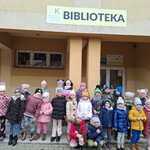 Zdjęcie grupowe Tygrysków przed Filią nr 6 Książnicy Podlaskiej.