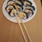 Sushi na talerzu wykonane przez dzieci z grupy IV Tygryski.