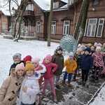 Dzieci z grupy IV Tygryski przed budynkiem Muzeum rzeźby.