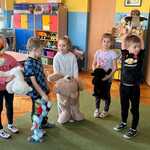Dzieci z grupy IV Tygryski trzymają pluszowe misie.