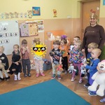 Dzieci z grupy I Krasnale stoją wraz z nauczycielką i trzymają pluszowe misie.
