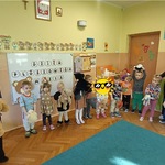 Dzieci z grupy I Krasnale podczas zabaw ruchowych na Dzień Pluszowego Misia wraz z nauczycielkami.