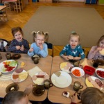 Pięć dziewczynek z grupy III Smerfy podczas zdrowego śniadanka.