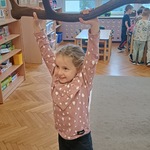 Dziewczynka podnosi poroże jelenia.
