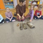 Grupa III Smerfy podczas warsztatów leśnych z prowadzącą.