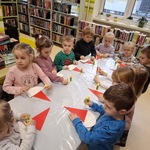 Dzieci wykonują pracę plastyczną - Mikołaja.