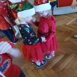 Dwie dziewczynki podczas zabaw mikołajkowych.