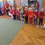 Dzieci podczas zabaw mikolajkowych.