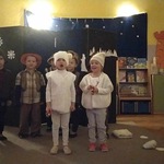 Dzieci w przebraniach podczas jasełek.
