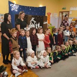 Grupowe zdjęcie Smerfów podczas jasełek.