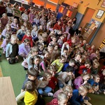 Dzieci oglądają teatrzyk.