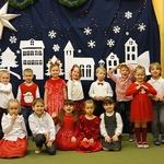 Grupowe zdjęcie gr. VI Sówki podczas kolędowania.