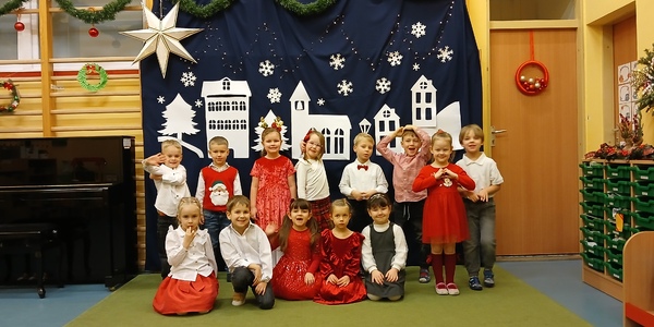 Grupowe zdjęcie gr. VI Sówki podczas kolędowania.