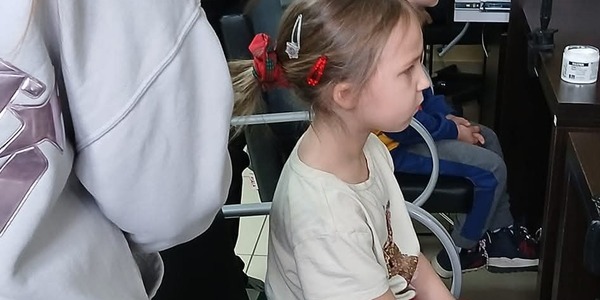 Dzieci na stanowiskach fryzjerskich.