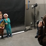 Dzieci poznają zawód fotografa, pozując do zdjęcia.