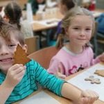 Dzieci na stanowisku kuchennym wykonują pierniczki.
