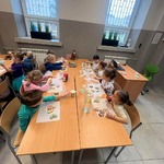 Dzieci dekorują pierniki.