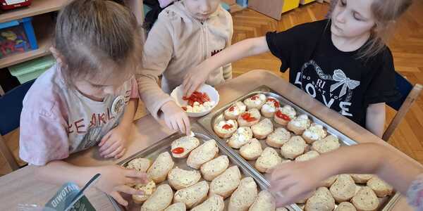 Trzy dziewczynki przygotowują bruschettę.