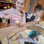 Dzieci przygotowują bruschettę.