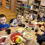 Dzieci z grupy III podczas zdrowego śniadanka.