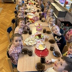 Dzieci z grupy III podczas zdrowego śniadanka.