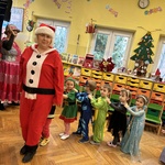 Pani Dyrektor prowadzi pociąg dzieci z Krasnali.