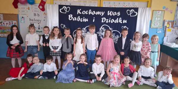 Grupowe zdjęcie Tygrysków przed występem.