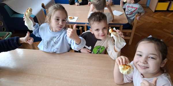 Dzieci jedzą Chaczapuri.