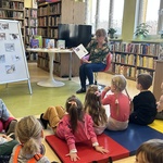 Pani bibliotekarka czyta dzieciom opowiadanie.
