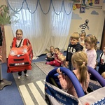 Dzieci naśladują ruch samochodowy i pieszy podczas zajęć edukacyjnych.