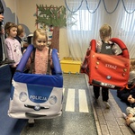 Dzieci naśladują ruch samochodowy i pieszy podczas zajęć edukacyjnych.
