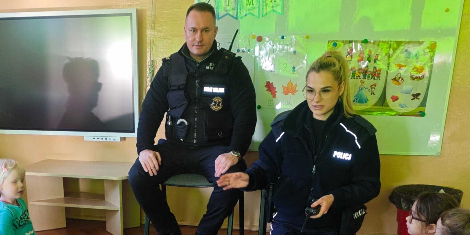 Policjantka i strażnik miejski na pogadance w grupie.