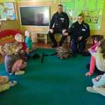 Policjantka prezentuje sprzęt używany podczas pracy.