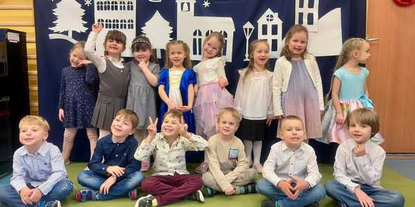 Grupowe zdjęcie Sówek podczas uroczystości.