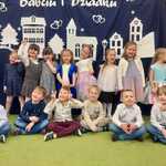 Grupowe zdjęcie Sówek podczas uroczystości.