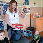 Mama Zosi prezentuje dzieciom łańcuch sędziowski.
