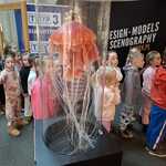 Dzieci oglądają eksponaty wystawy 