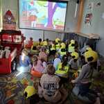 Dzieci oglądają bajkę edukacyjną.