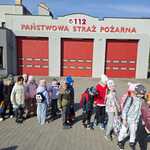 Zdjęcie grupowe Tygrysków przed budynkiem PSP.