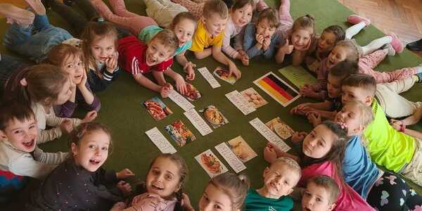 Dzieci poznają kuchnię niemiecką za pomocą kart obrazkowych.