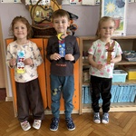 Dzieci prezentują swoje zakładki do książki.