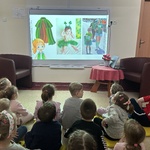 Dzieci oglądają bajkę edukacyjną.