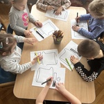 Dzieci podczas wykonywania pracy plastycznej.
