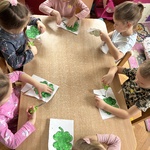 Dzieci podczas wykonywania pracy plastycznej.