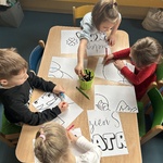 Dzieci podczas wykonywania pracy plastycznej.