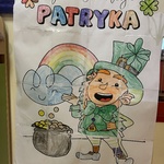 Praca wielkoformatowa ukazująca Leprechauna wykonana przez grupę VI Sówki.