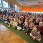 Dzieci oglądają teatrzyk.